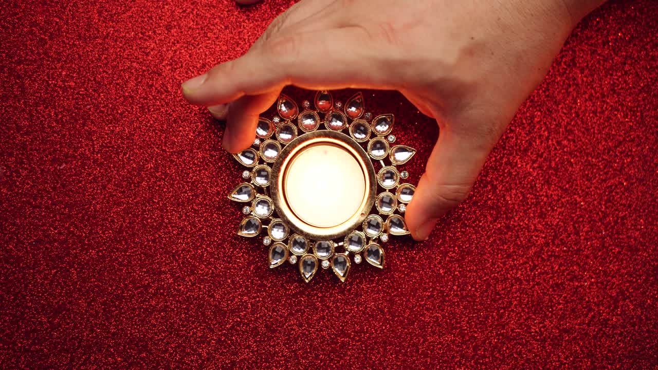 Primo piano di candele di cera Diya per la celebrazione della festa di Diwali.