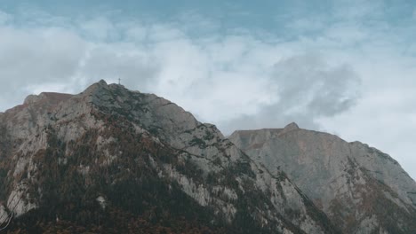 montañas bucegi, cárpatos del sur, rumania - una vista de la cumbre de la montaña - hiperlapso de aviones no tripulados