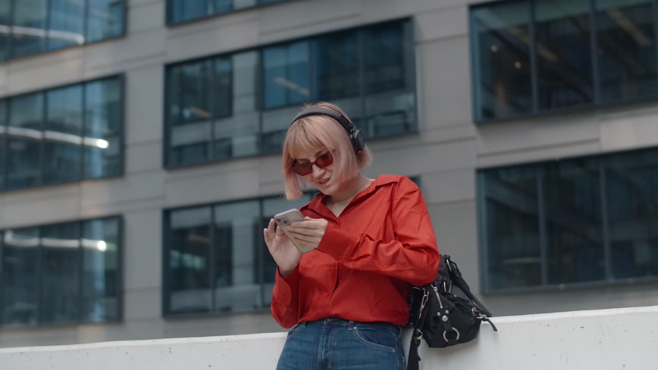 mujer joven usando el teléfono al aire libre