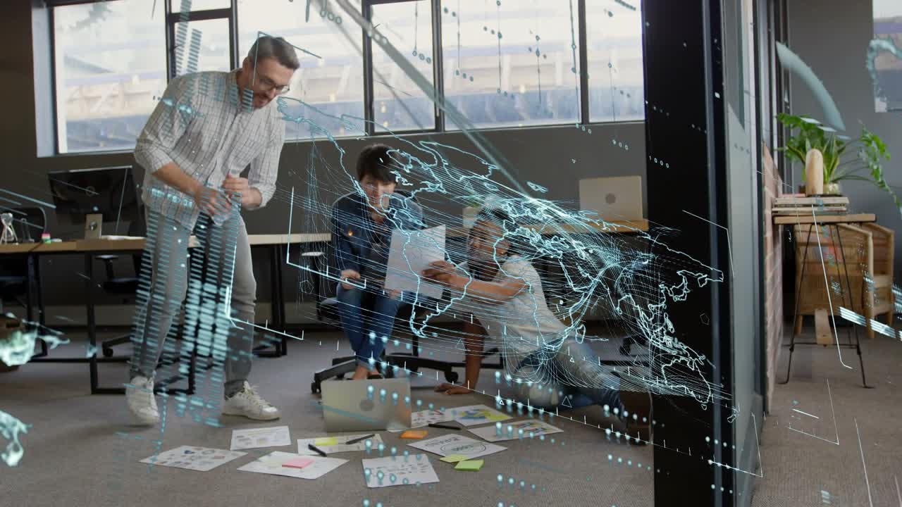 Анимация обработки финансовых данных с участием разных деловых людей
