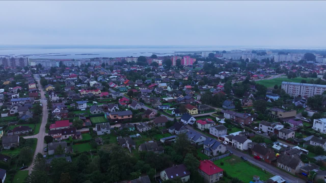Fremoverstigende drone viser boliger i Liepajas sørvestlige distrikt og havet