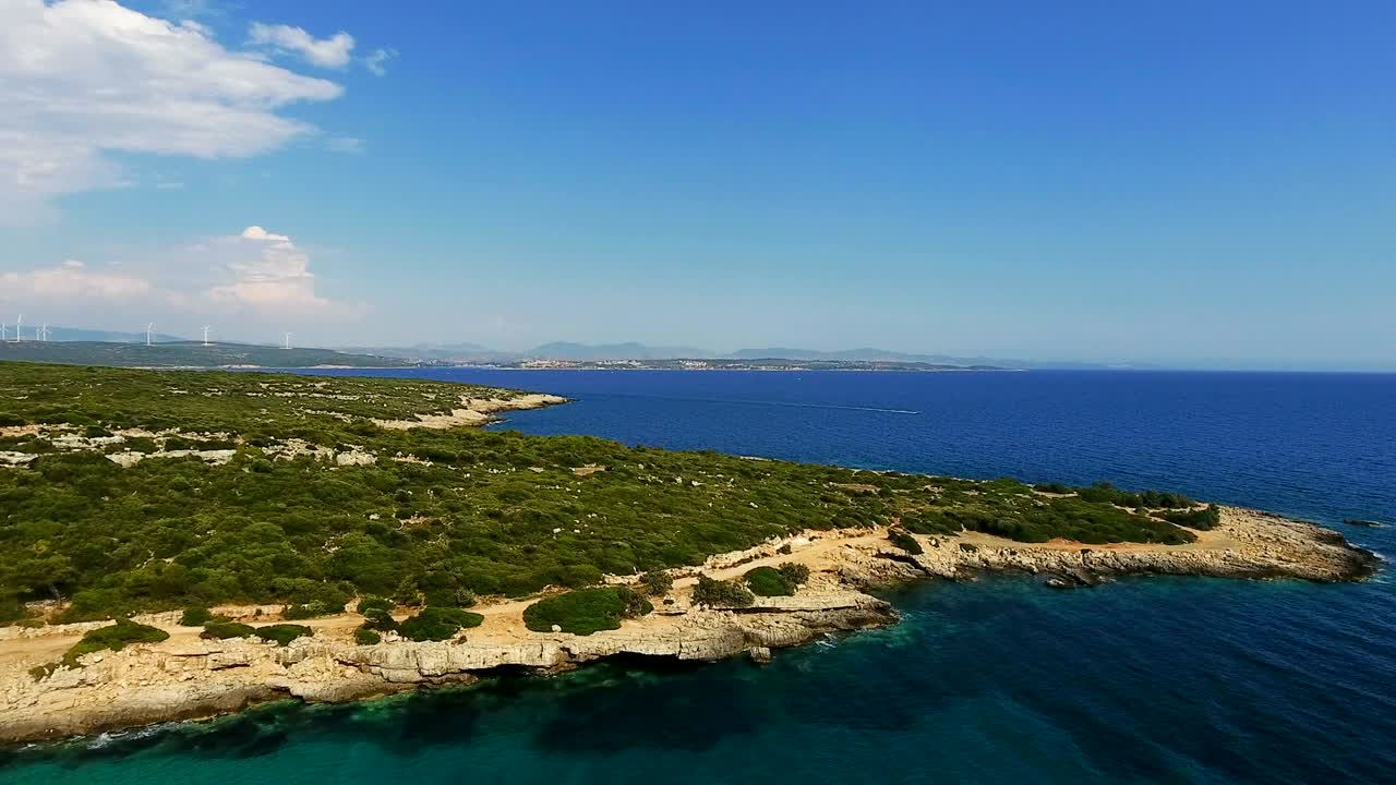 Una straordinaria ripresa aerea di una costa rocciosa frastagliata e onde. 4K