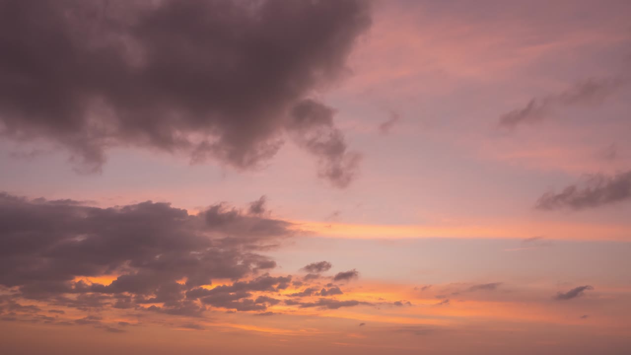 cielo al tramonto viola pastello arancione-rosa nuvola colorata, crepuscolo paesaggio nuvoloso sfondo timelapse, sorprendente dolce cielo serale romantico, b roll 4k di paesaggio celeste paesaggio naturale paesaggio luminoso