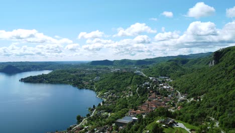 Pueblo-De-Pella-En-El-Lago-De-Orta-En-El-Norte-De-Italia