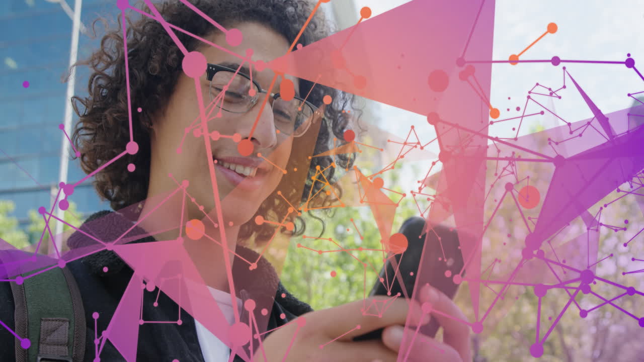 animación de puntos que se conectan con líneas que forman formas geométricas sobre un hombre biracial usando un teléfono celular.