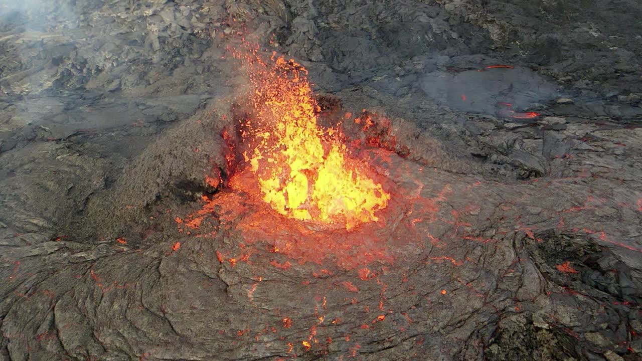 erupción volcánica activa