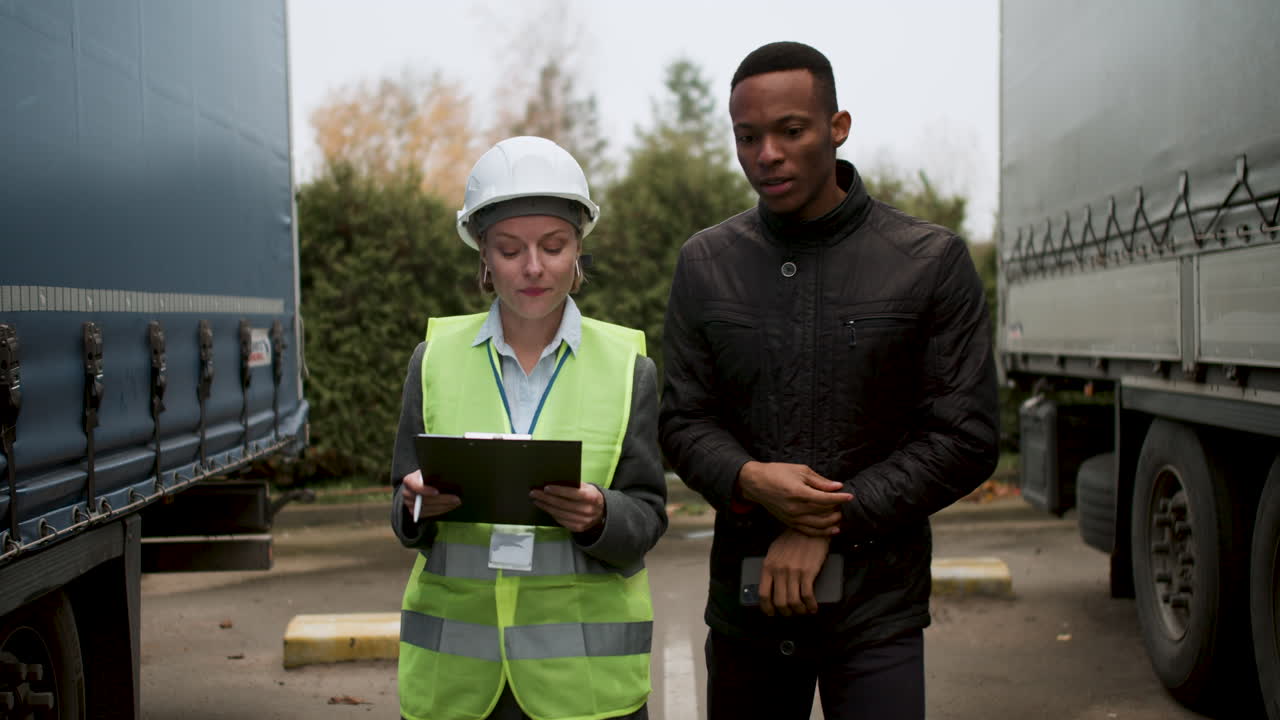 gerente y trabajador hablando