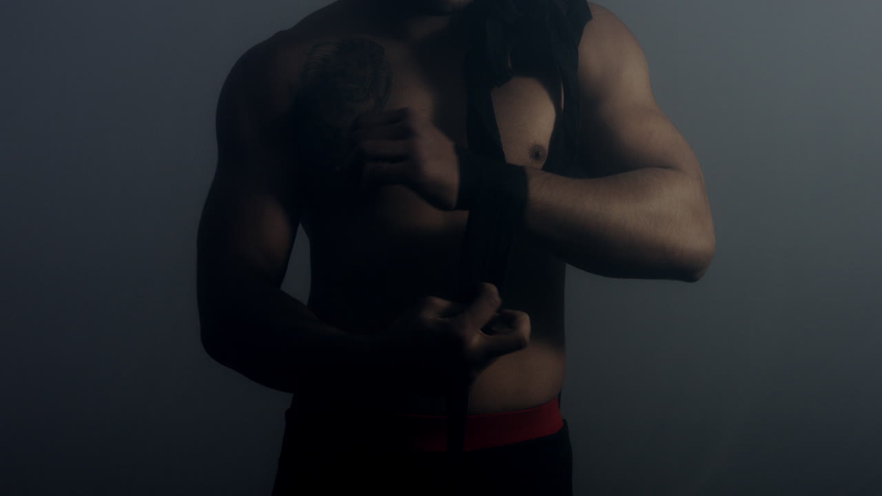 el luchador de artes marciales mixtas se prepara para la batalla.