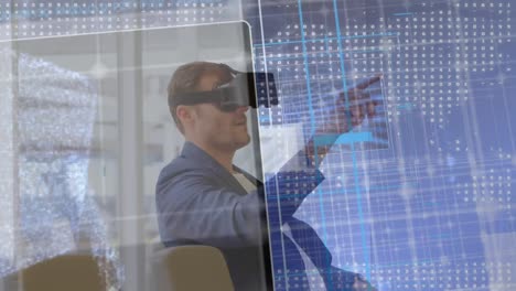 hombre sentado en una silla con un auricular de realidad virtual