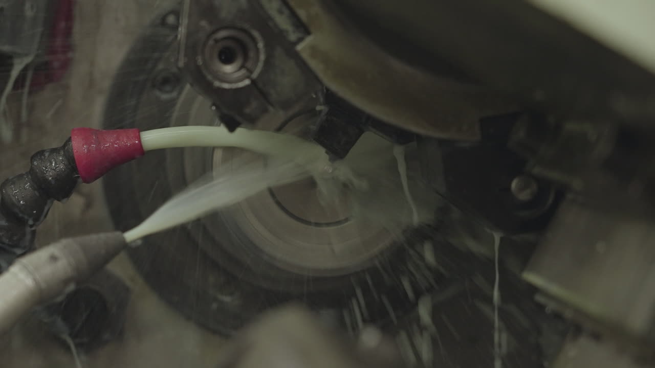 금속 분쇄기와 냉각수, 클로즈업