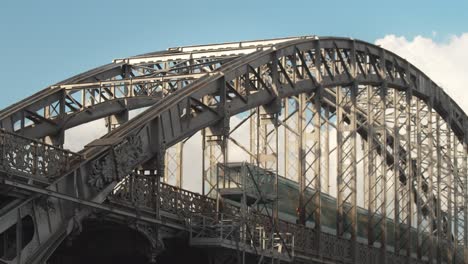 mf 01 열차는 프랑스 파리의 viaduc d'austerlitz를 통과합니다.