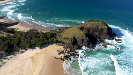 Un-Dron-Giratorio-Disparó-Alrededor-De-Un-Afloramiento-Rocoso-En-La-Costa-De-La-Playa-De-Cabarita,-Cerca-De-Byron-Bay,-Nueva-Gales-Del-Sur.