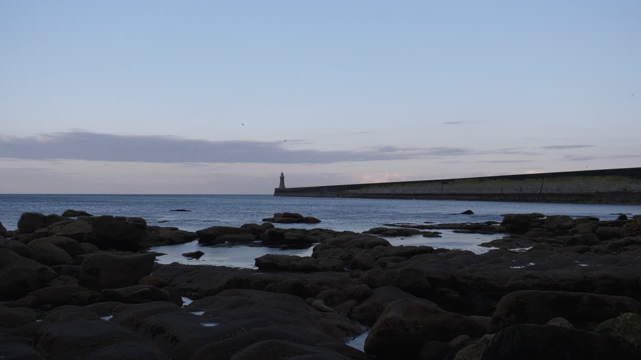 넓은 각은 끝에 등대와 긴 해수욕장의 클립을 설정하고, 앞면에 어두운 바위와 바위 웅 ⁇ 이를 설정합니다.