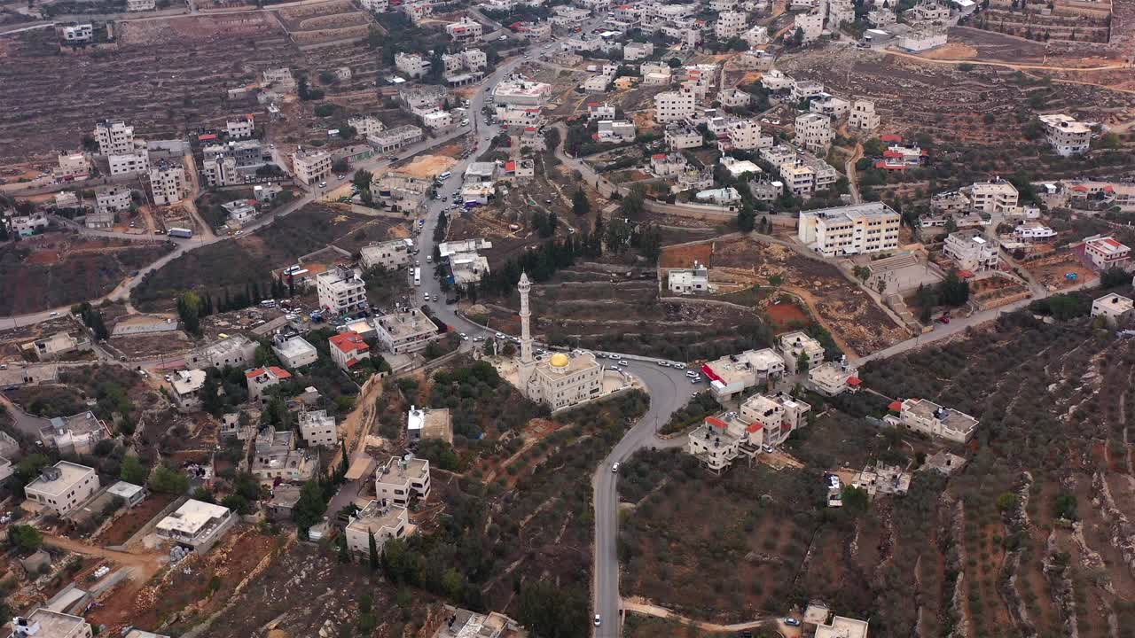 imágenes aéreas sobre una aldea musulmana palestina con mezquita