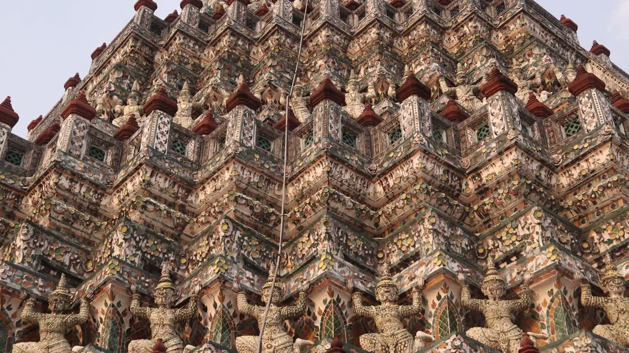 mirando hacia arriba las torres de la pagoda detalladas en el complejo del templo budista de wat arun en el casco antiguo de rattanakosin de bangkok, tailandia