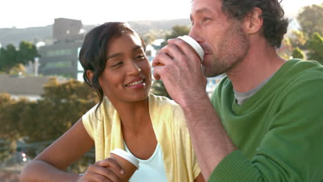 Feliz-Pareja-De-Negocios-Bebiendo-Un-Café-Para-Llevar