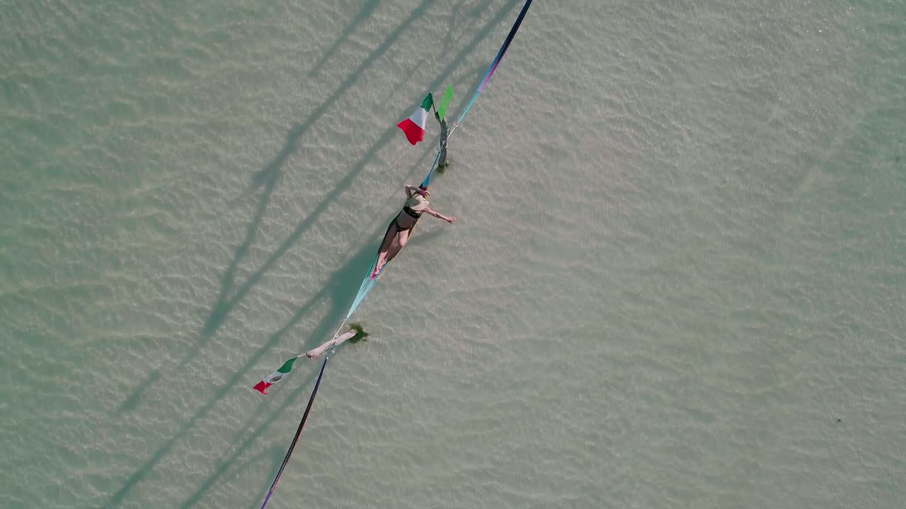 얕은 물, 홀박스, 여행 개념에서 해먹에서 휴식을 취하는 밀짚모자를 쓴 여자