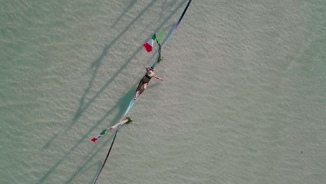 mujer con sombrero de paja relajándose en una hamaca en aguas poco profundas, holbox, concepto de viaje