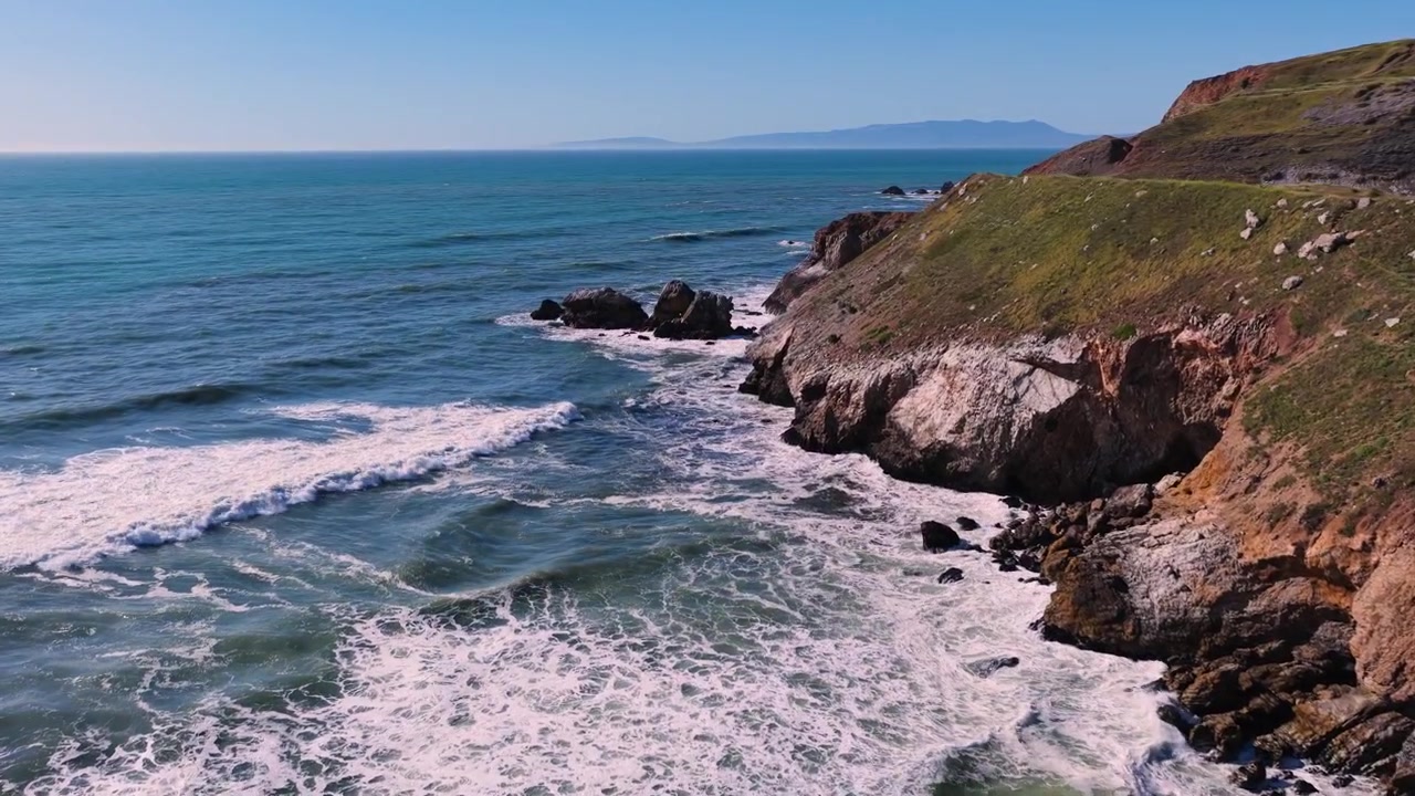 Drone sulla costa della California con onde oceaniche.