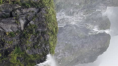 El-Viento-Interrumpe-El-Flujo-De-La-Cascada