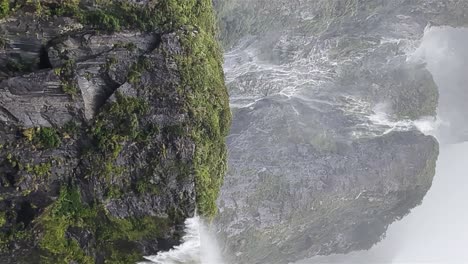 el viento interrumpe el flujo de la cascada