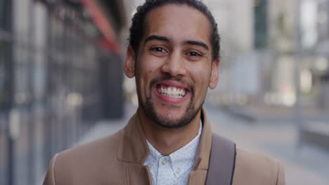 Retrato-Apuesto-Joven-Empresario-Hispano-Sonriendo-Alegre-Disfrutando-De-Un-Estilo-De-Vida-Profesional-En-Cámara-Lenta-De-La-Ciudad