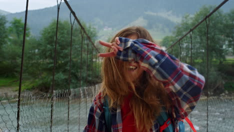 Una-Mujer-Sonriente-Disfruta-De-La-Inspiración-De-La-Naturaleza-Afuera.-Danza-Del-Excursionista-En-Vista-De-Las-Montañas.