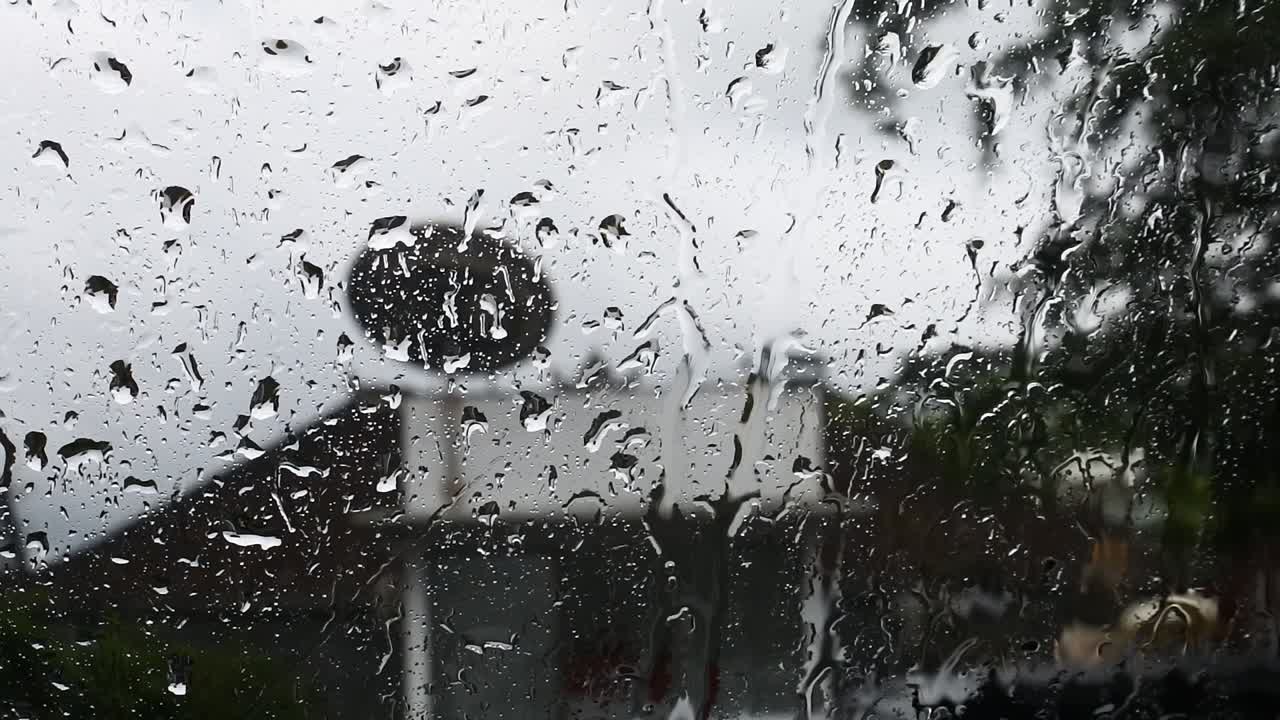 gotas de chuva molhavam o para-brisa. vídeos hd de orvalho de água