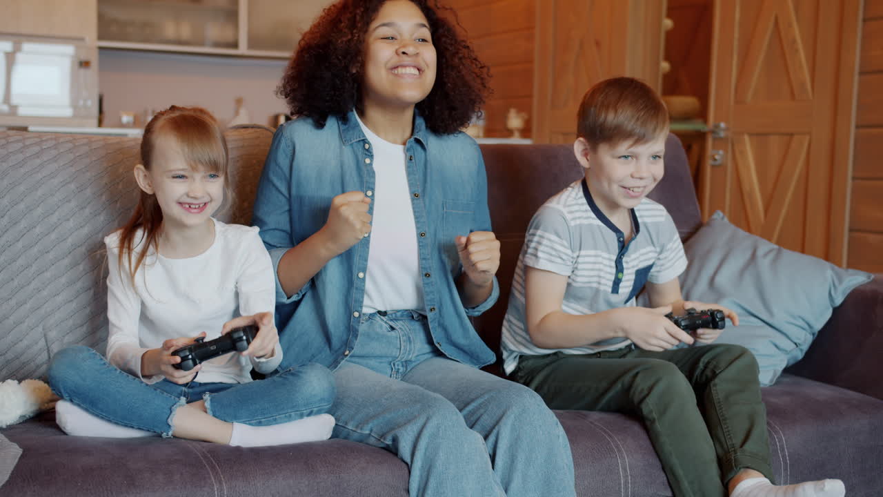 Crianças jogando videogames juntas