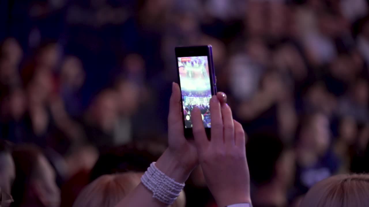 스마트폰으로 공연을 녹음하는 콘서트 참석자