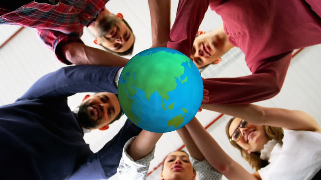 세계가 회전하는 애니메이션 비즈니스 동료들이 손을 쌓고 있습니다.