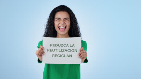 mujer, activista y signo para el reciclaje