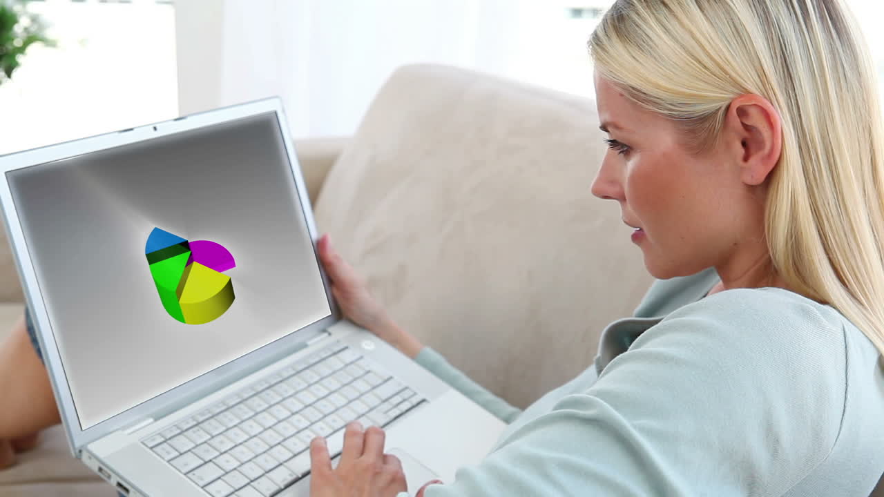 videos de personas haciendo gráficos en una computadora portátil en una sala de estar