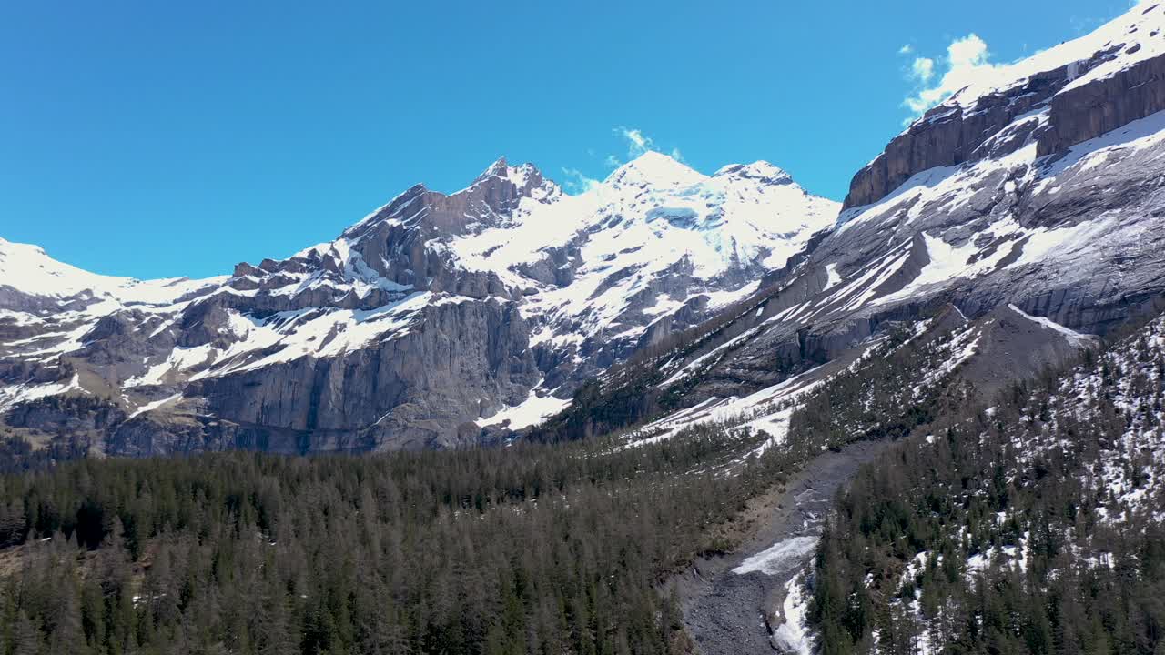 vuelo de drones sobre un hermoso valle glaciar alpino y un vasto paisaje montañoso