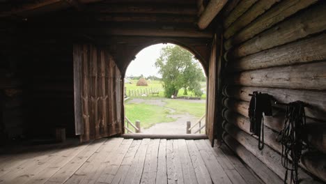 Stalltür-Authentischer-Traditioneller-Ruhiger-Kontrast-Auf-Der-Insel-Kizhi