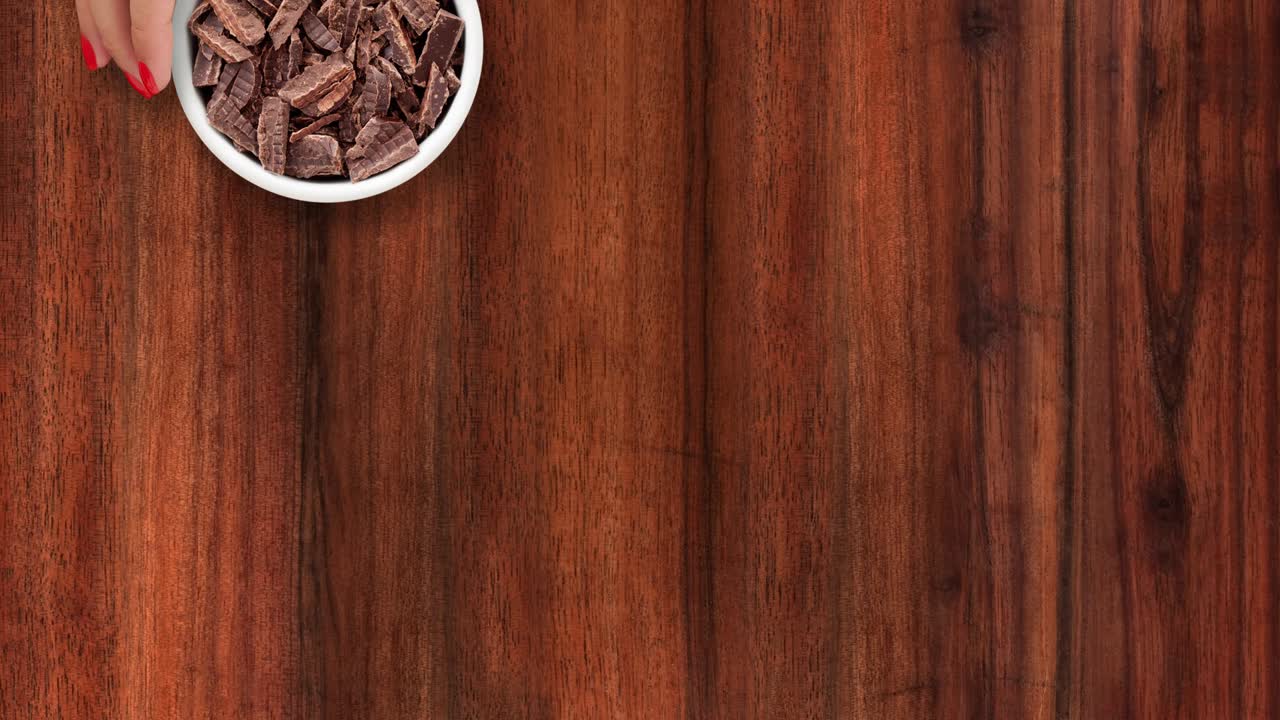 ofreciendo chocolate picado