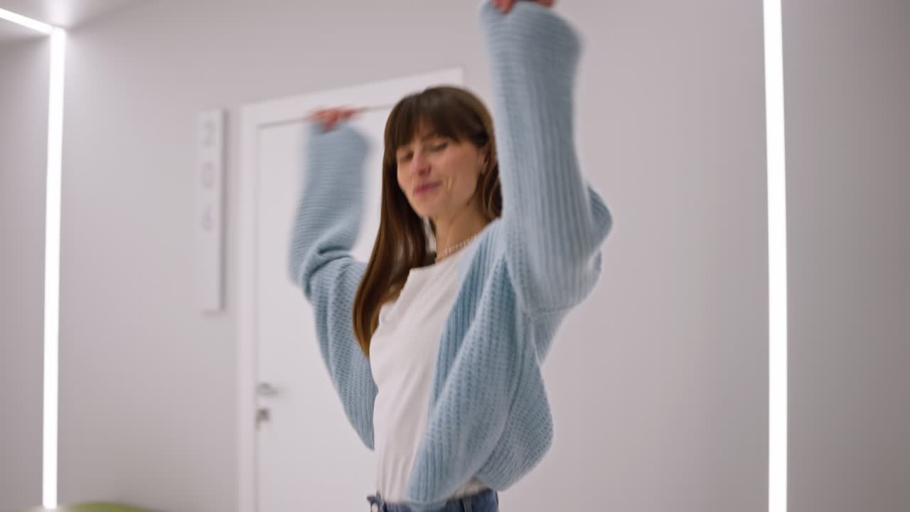 현대 가정 에서 춤 을 추는 여자