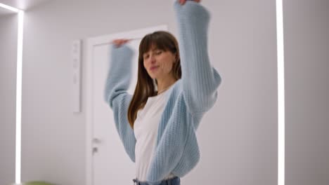 mujer bailando en un hogar moderno