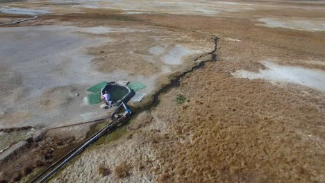 una antena sobre un hombre en una piscina natural caliente en las montañas de sierra nevada cerca de mammoth california 1