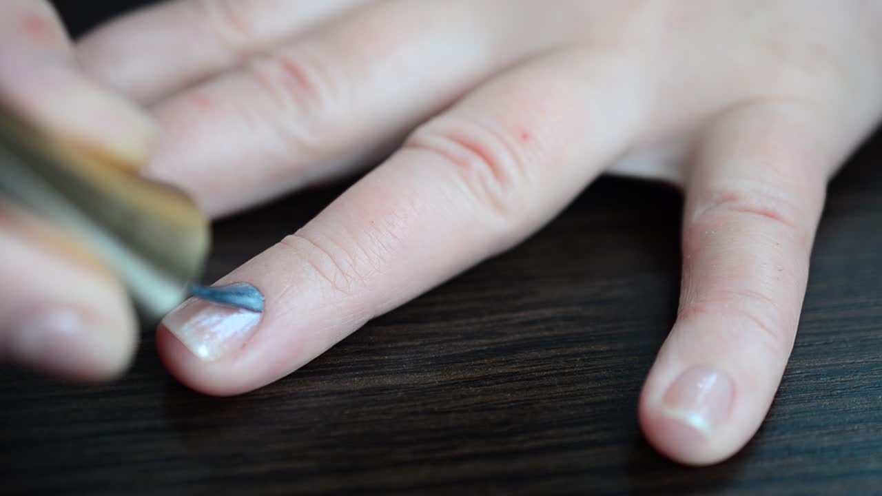 Smalto e unghie. Manicure e processo.