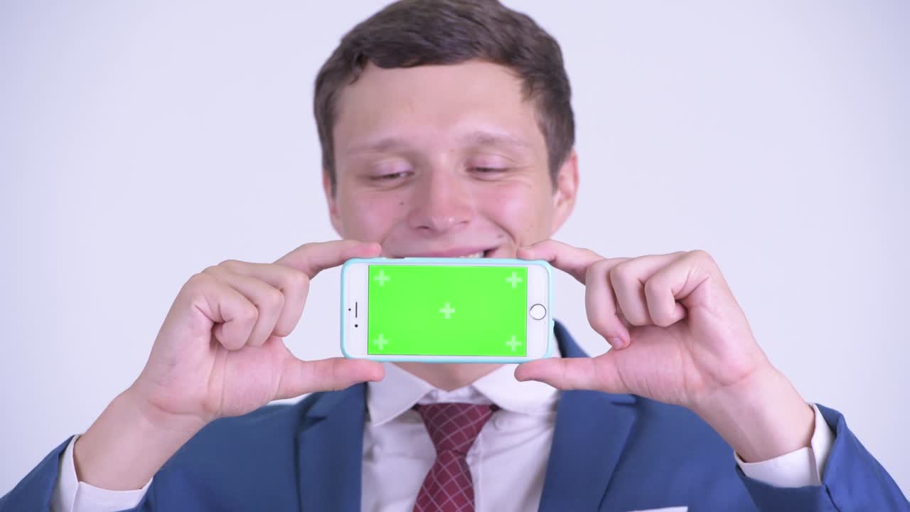 행복한 젊은 잘생긴 사업가와 전화