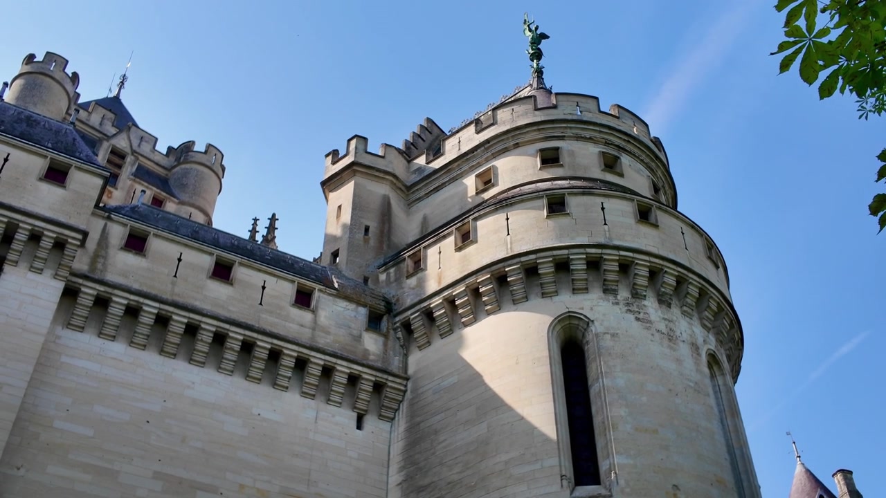 Lo storico Château de Pierrefonds ripreso in una giornata di sole, che mostra le sue famose torrette e mura del castello in Francia.