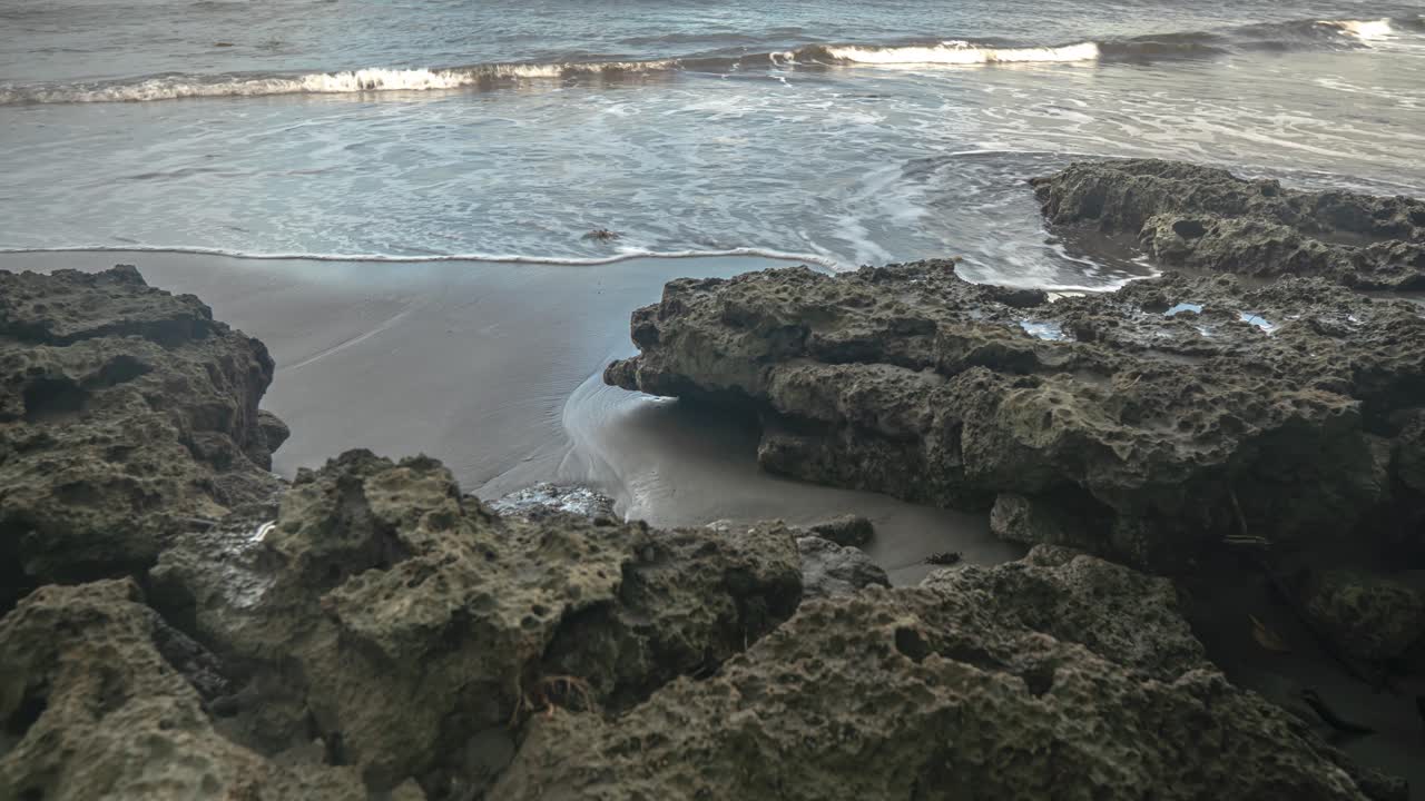 Timelapse di onde su una spiaggia rocciosa