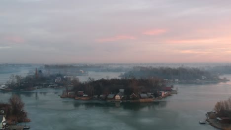 Amanecer-En-Un-Lago-Helado-Con-Pequeñas-Islas-En-Imágenes-De-Drones-De-Invierno-Grabadas-Con-Un-Dji-Spark-1080p-30fps