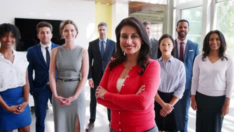 grupo de hombres y mujeres de negocios sonrientes