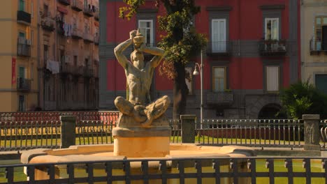 Fuente-Del-Tritón-En-Piazza-Barberini,-Nápoles,-Italia-Amplia