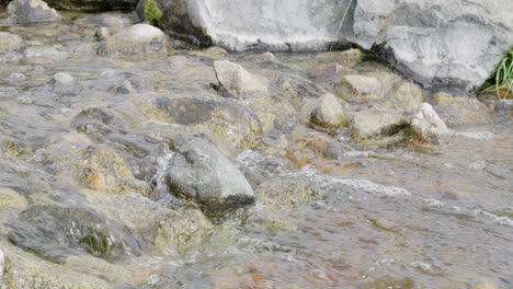 Nahaufnahme-Eines-Wassers,-Das-über-Einen-Kleinen-Felsigen-Bach-Fließt