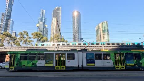 el tranvía pasa junto a los rascacielos en melbourne, australia