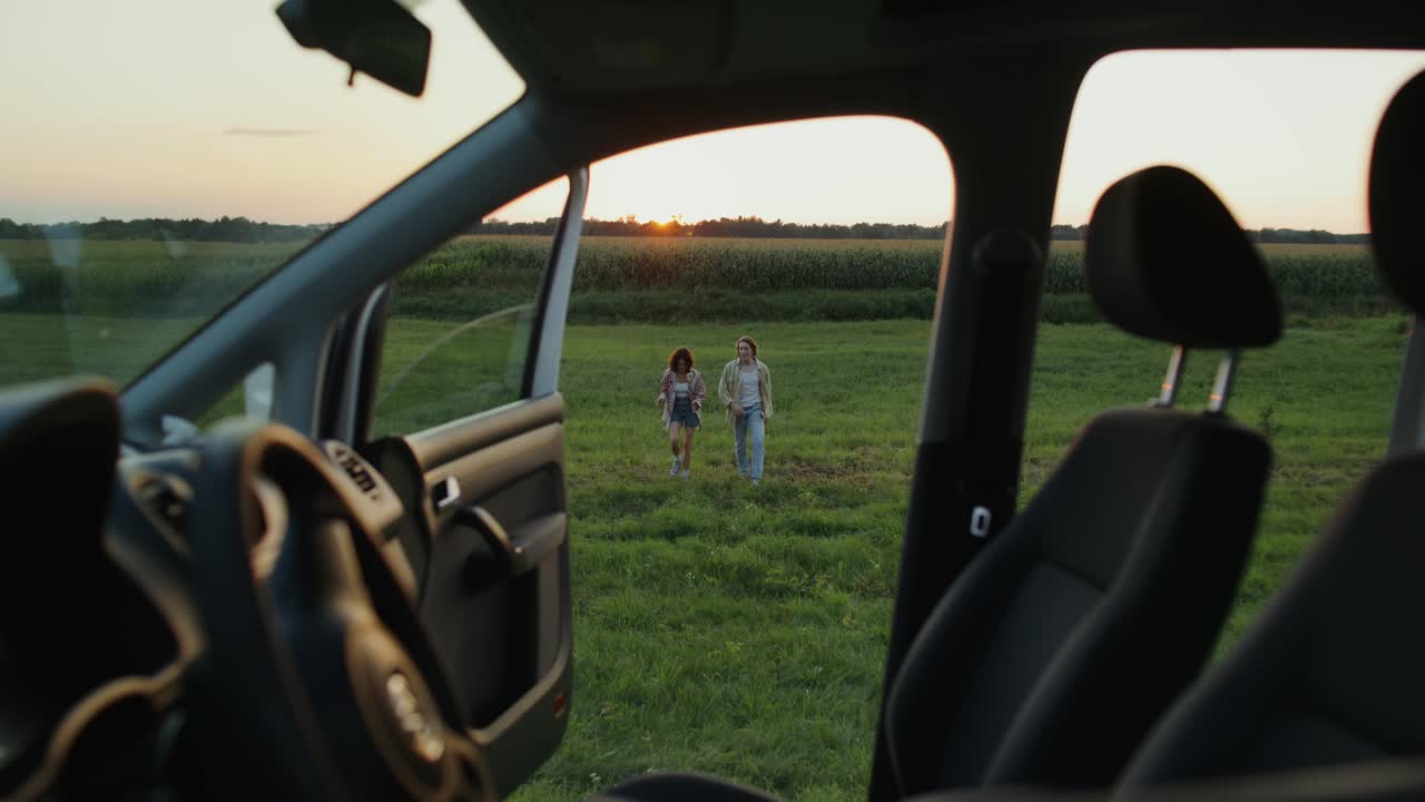 Coppia che si gode una passeggiata al tramonto in un campo