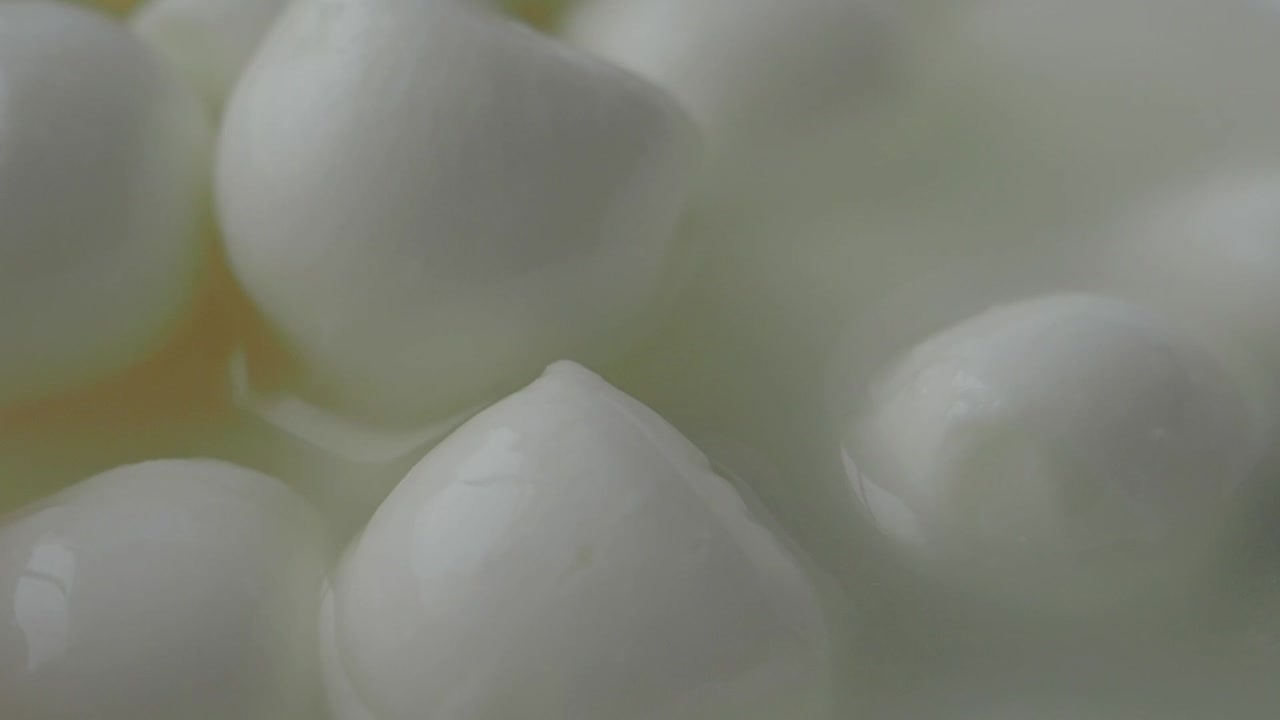 신선한 모차라 치즈 볼의 클로즈업